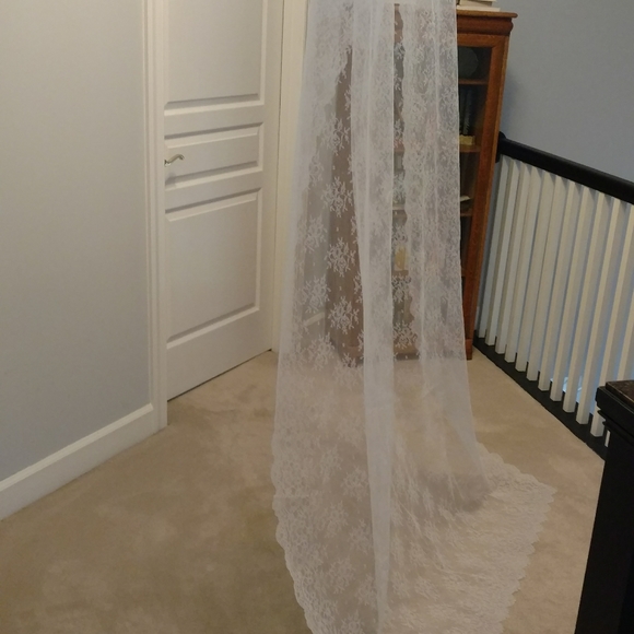 Genuine Spanish lace bridal mantilla veil - Picture 8 of 10